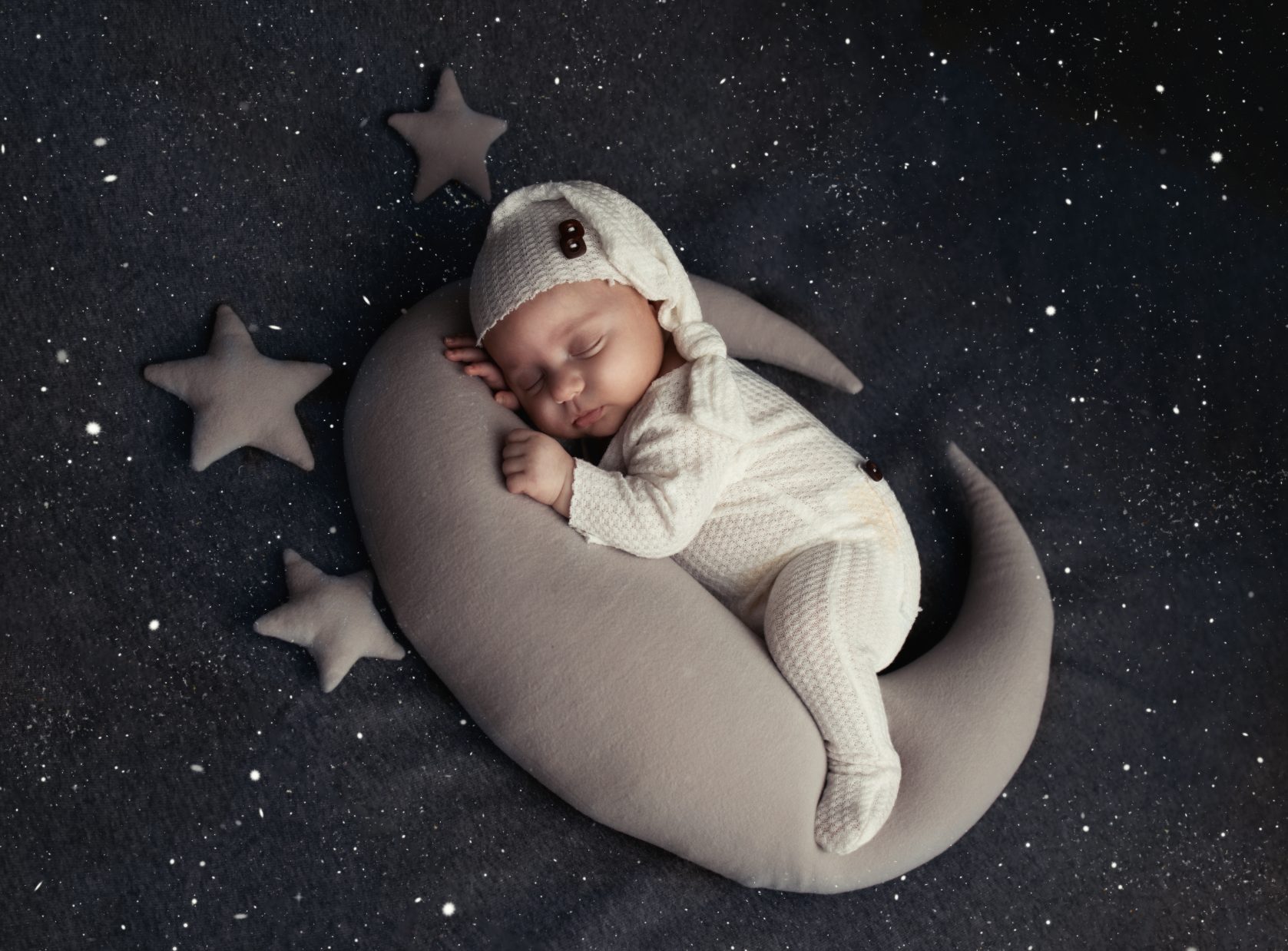 newborn pisolino sulla luna